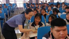 与中学生同学们一起上了一堂“特殊”的法治晚自习