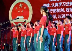 全体同学进行了宪法宣誓并自行佩戴2021级青春纪念章