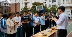 县实验中学操场上有一个别开生面的厨房