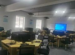 康定中学网班学生正在和成都的学校同步上课