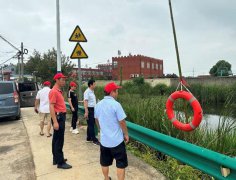 青年教师志愿者对学区范围内水域进行巡河防溺水宣传