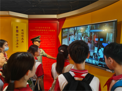 同学们见证了武警们的艰辛在那坚毅的眼神里延续下去