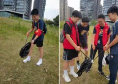 活动现场同学们积极投入到垃圾消灭战中