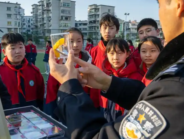 不断夯实基础教育高质量根基为孩子们的健康成长撑起一片蓝天