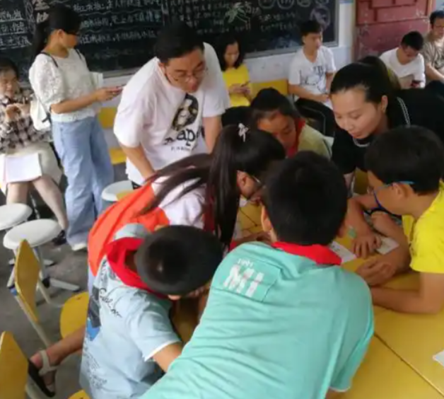 巨大内卷压力的学生而言孩子们的童真则是最宝贵的“解压阀”