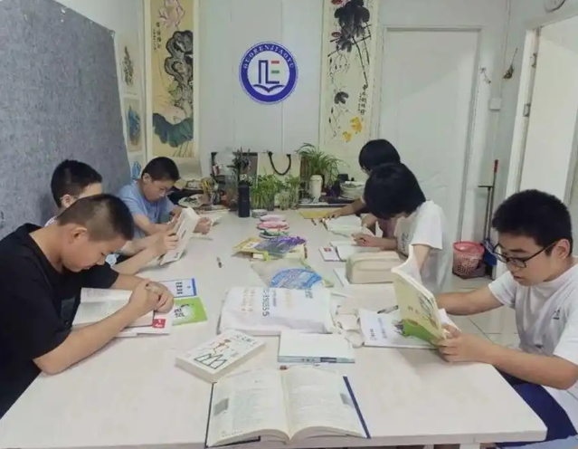芳华的热血文明书香滋润学生假期日子七年级三班打造运动