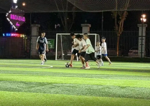 学子走出教室在家校协同伙伴相伴的实践讲堂里拓展眼界